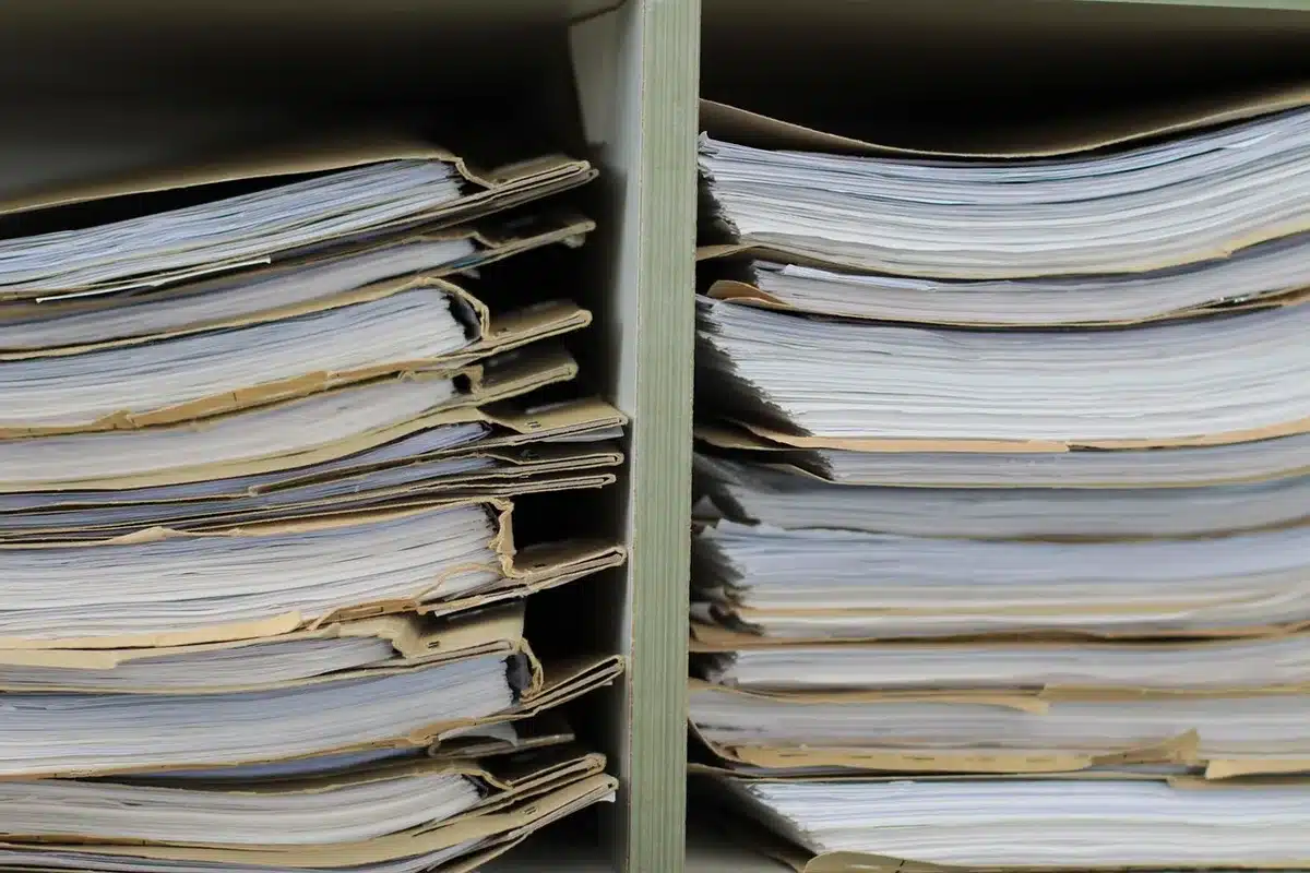 Contratos y cláusulas deportivas sobre una mesa