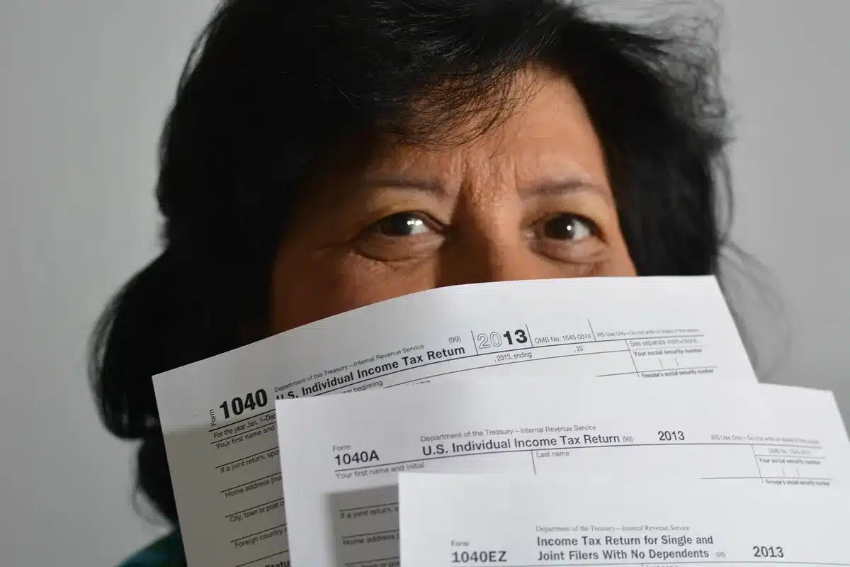 Documentos fiscales y carpeta contable sobre un escritorio