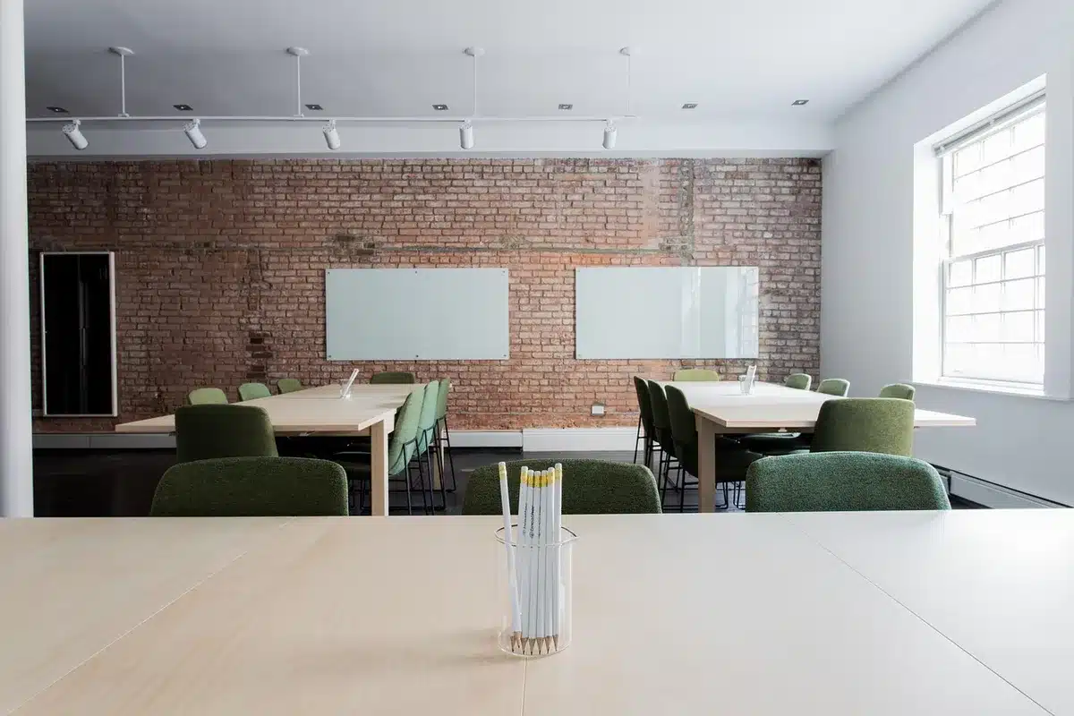 Sala de reunión con documentos y actas sobre la mesa tras la votación del nuevo formato