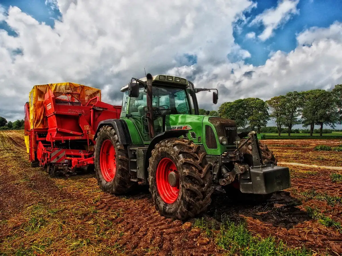 Camino rural anegado con maquinaria agrícola varada
