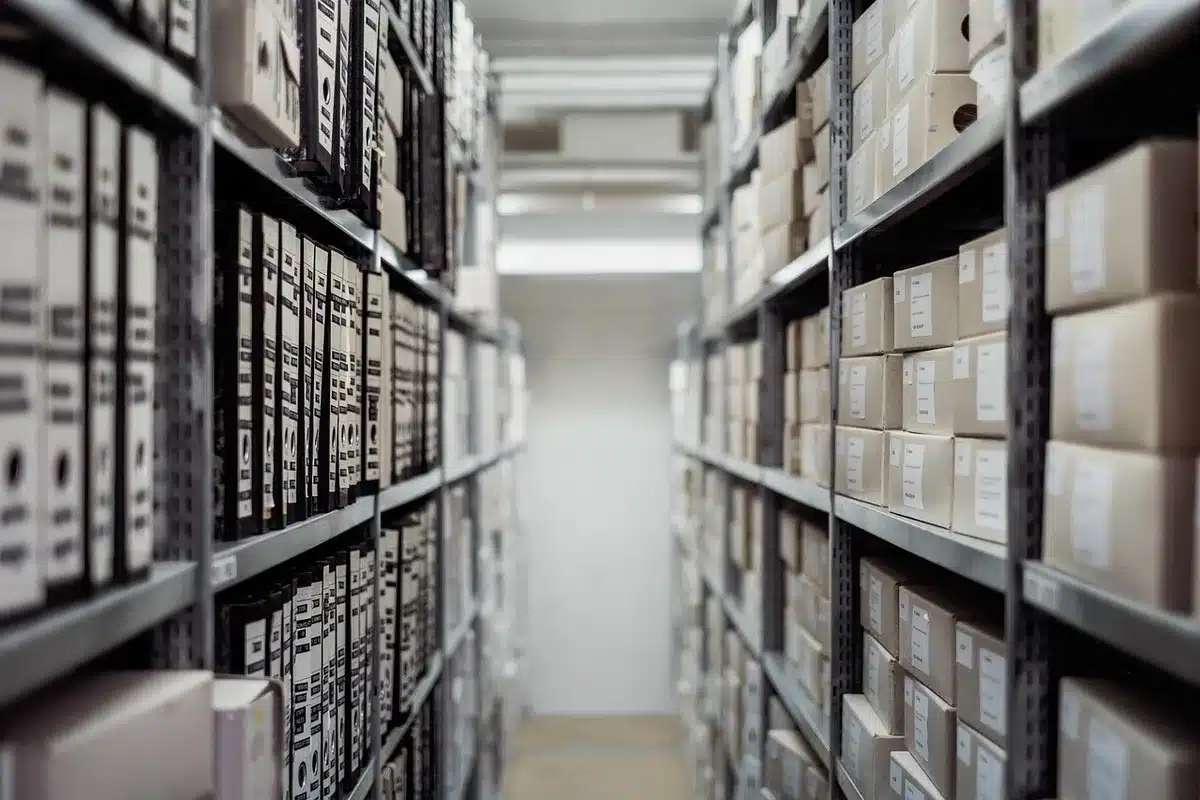 Recortes y archivos periodísticos de los años 90 apilados
