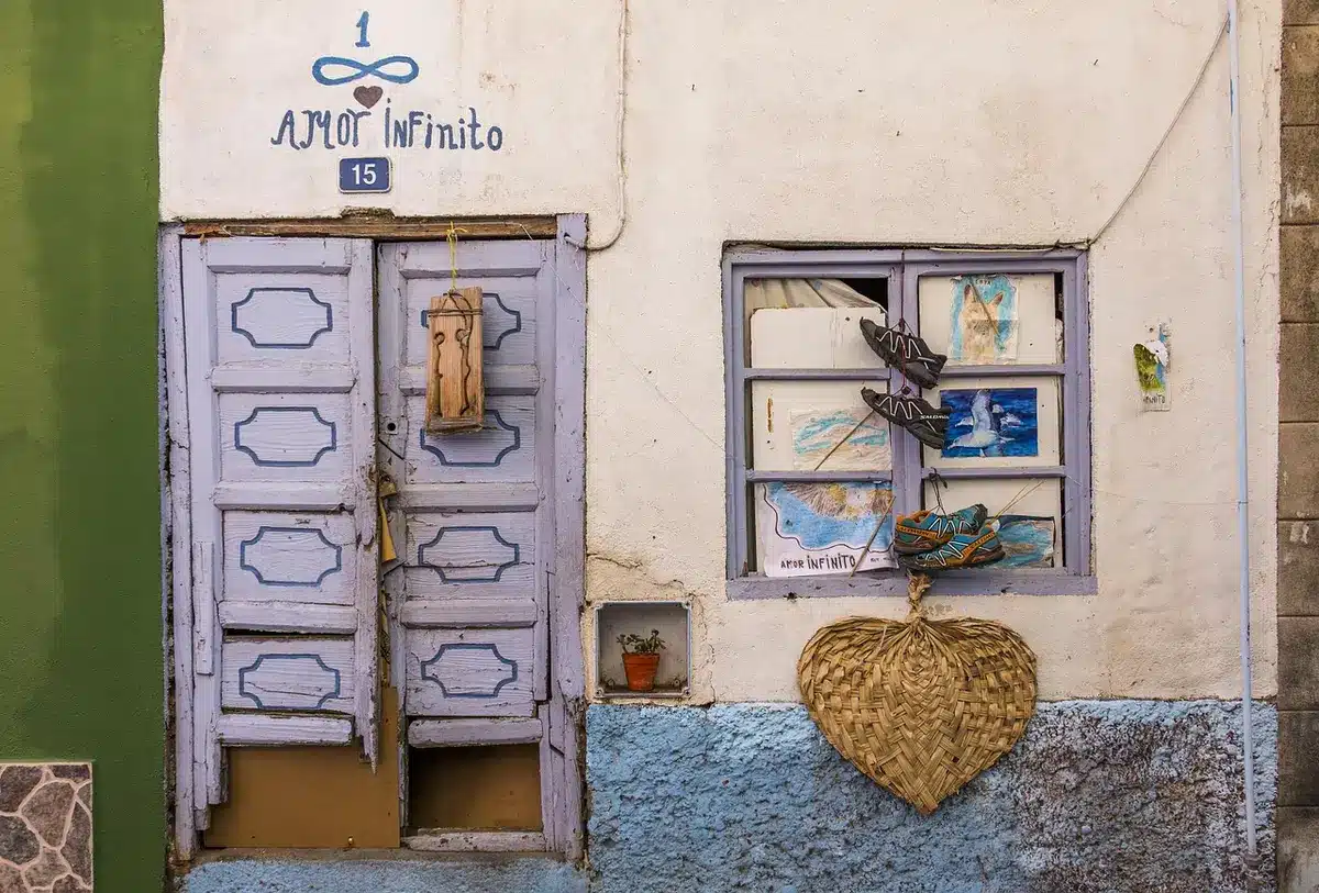 Puerta de una casa con la cerradura abierta y movimiento que sugiere abandono