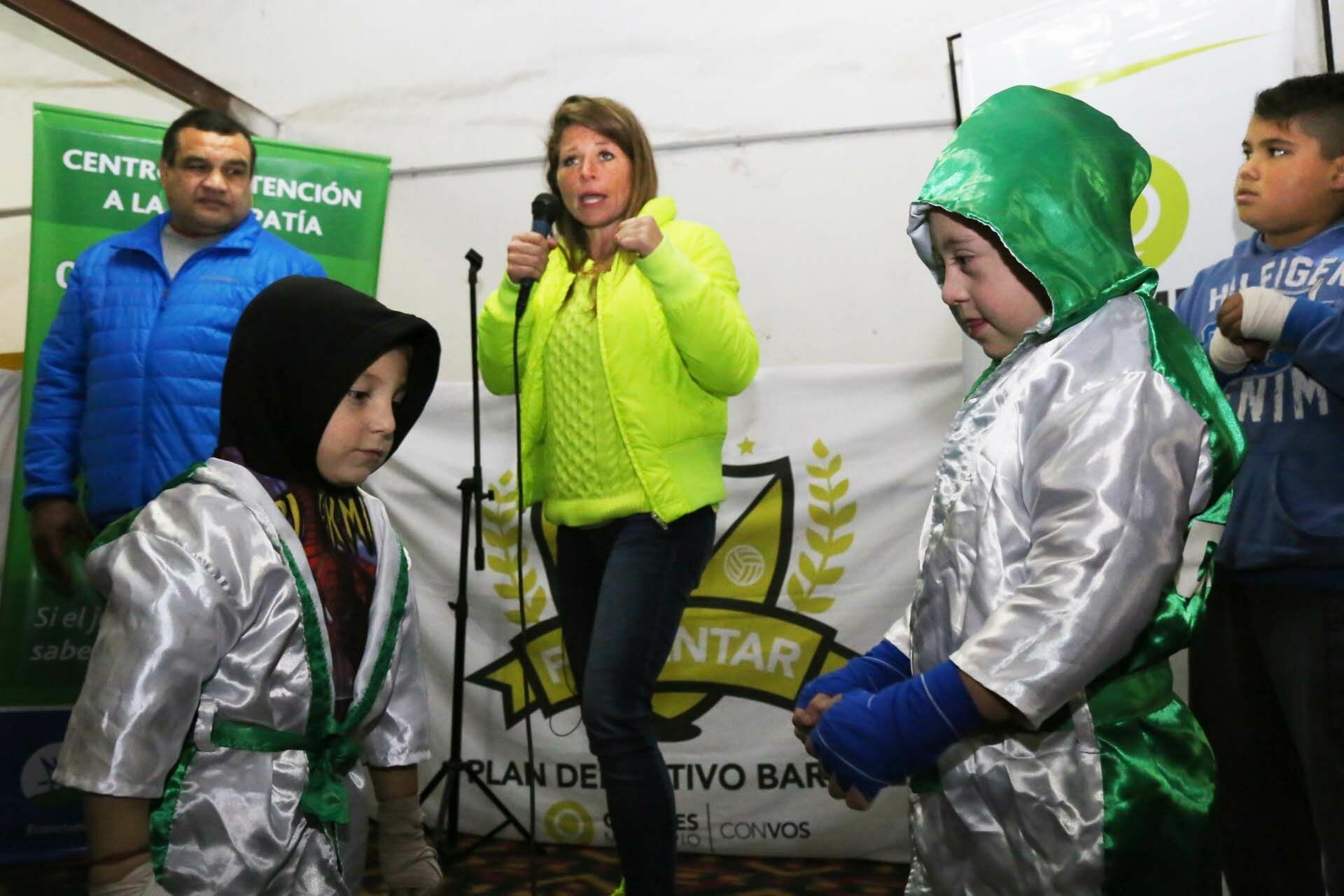 Carolina “La turca” Duer realizó una clínica de boxeo en Solano
